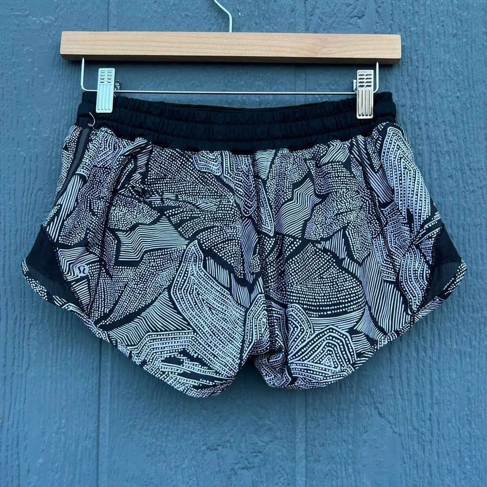 Lululemon Hotty Hot Shorts 2.5” Dottie Tribe White Black Size 4